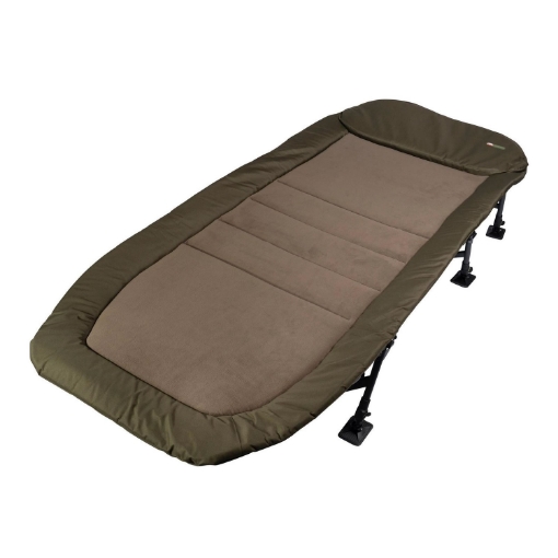 Detailní záběr na rozšířenou konstrukci a fleece vrstvu lehátka JRC Defender II Flatbed Wide